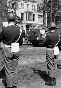 127321 Afbeelding van het defilé van de in Utrecht gelegerde militairen op de Maliebaan te Utrecht, in het kader van ...